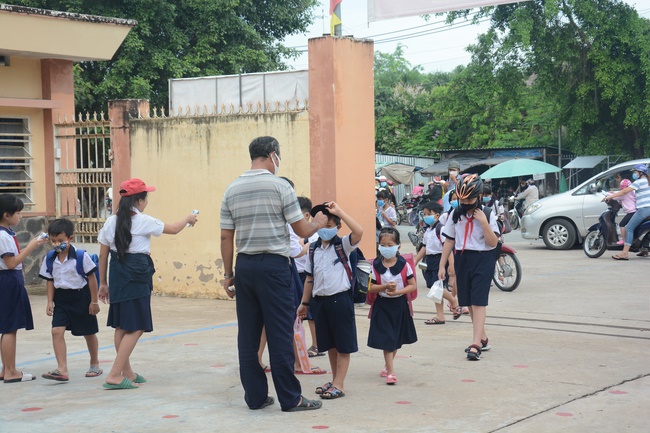 Giving gifts to pupils on the occasion of International Children's Day