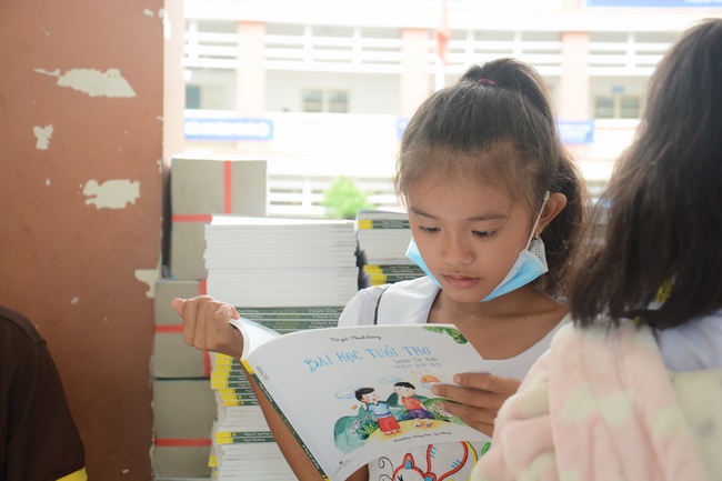 Giving gifts to pupils on the occasion of International Children's Day