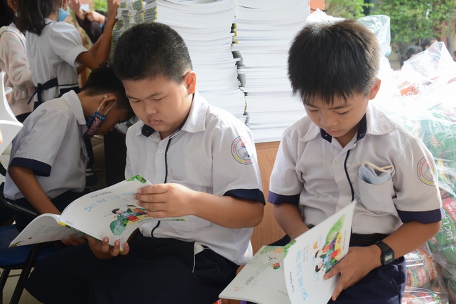 Giving gifts to pupils on the occasion of International Children's Day
