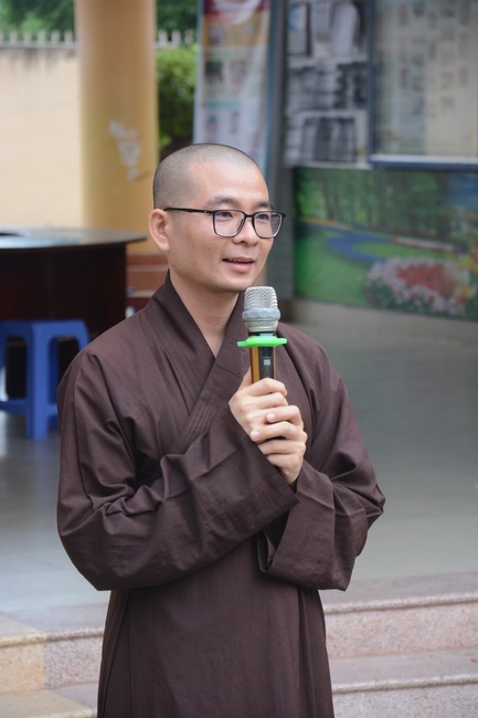 Giving gifts to pupils on the occasion of International Children's Day