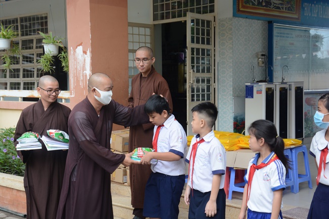 Giving gifts to pupils on the occasion of International Children's Day