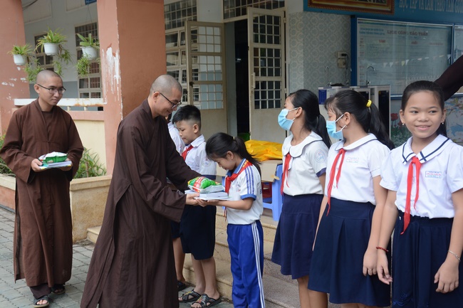 Giving gifts to pupils on the occasion of International Children's Day