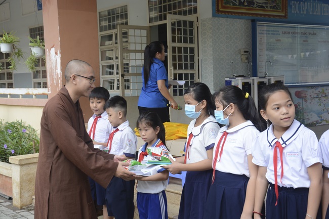 Giving gifts to pupils on the occasion of International Children's Day