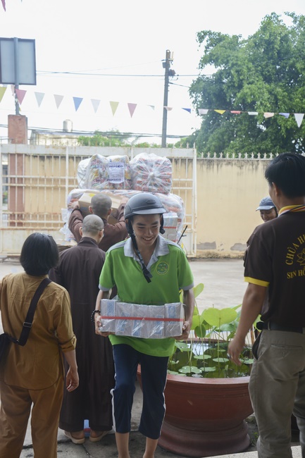 Giving gifts to pupils on the occasion of International Children's Day