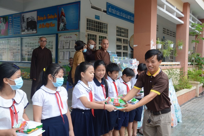 Giving gifts to pupils on the occasion of International Children's Day