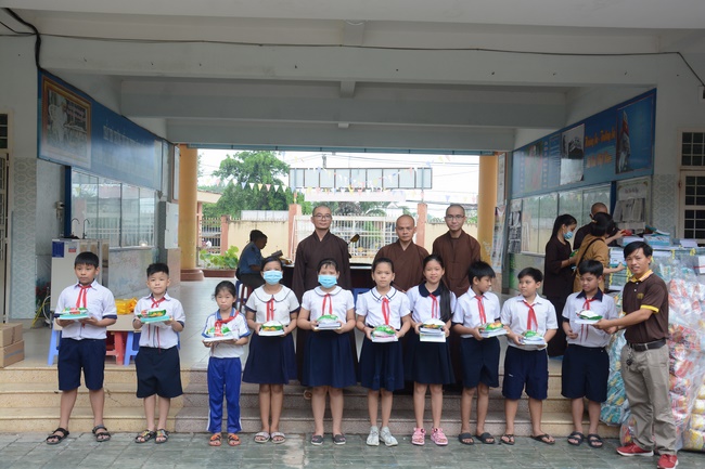 Giving gifts to pupils on the occasion of International Children's Day