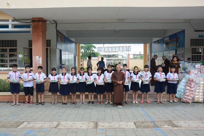 Giving gifts to pupils on the occasion of International Children's Day