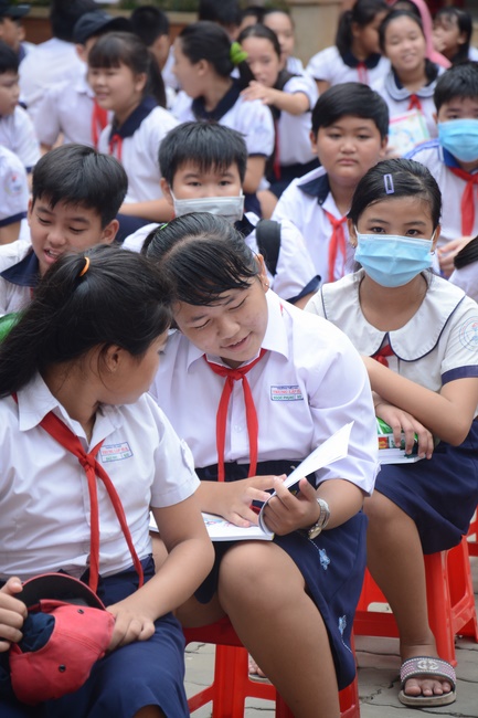 Giving gifts to pupils on the occasion of International Children's Day