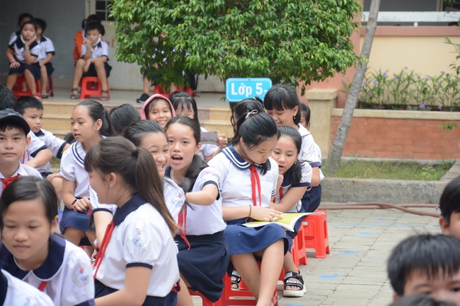 Giving gifts to pupils on the occasion of International Children's Day