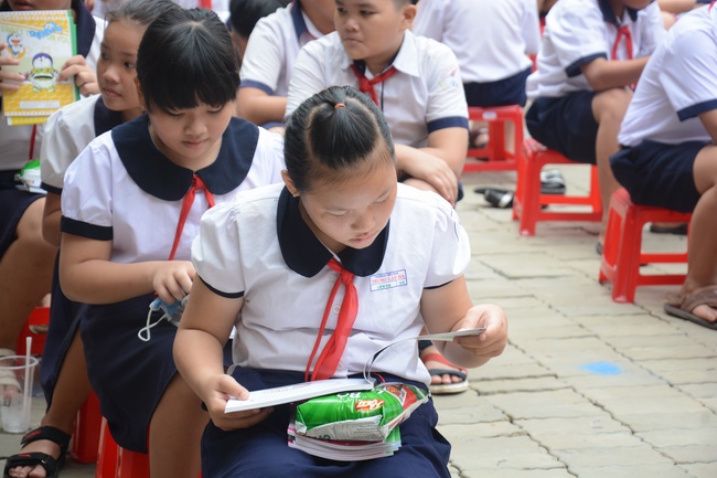 Giving gifts to pupils on the occasion of International Children's Day
