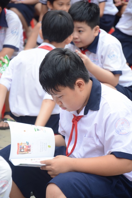 Giving gifts to pupils on the occasion of International Children's Day