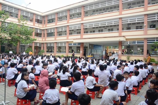 Giving gifts to pupils on the occasion of International Children's Day