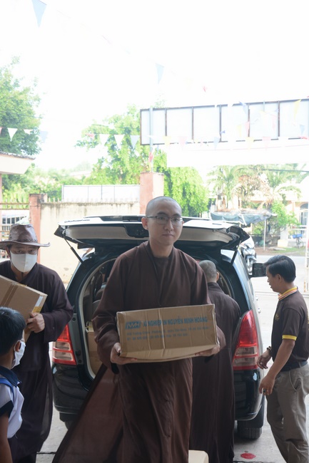 Giving gifts to pupils on the occasion of International Children's Day