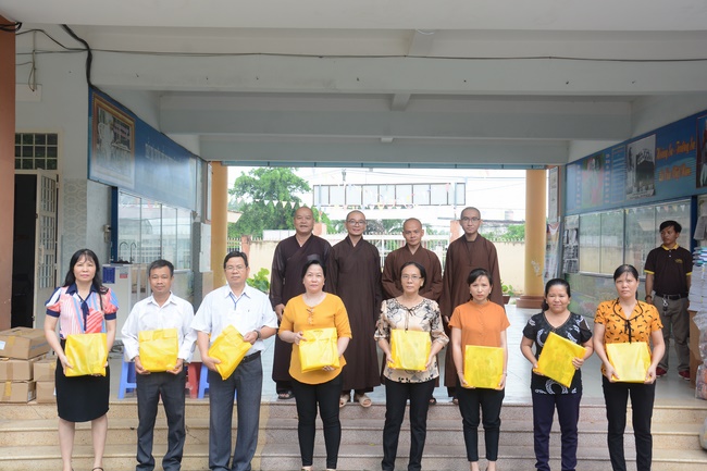 Giving gifts to pupils on the occasion of International Children's Day