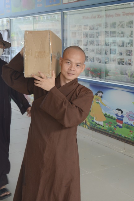 Giving gifts to pupils on the occasion of International Children's Day