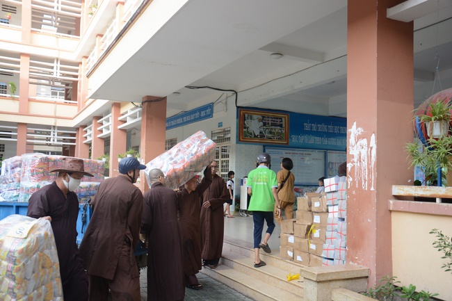 Giving gifts to pupils on the occasion of International Children's Day