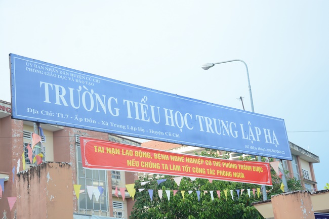 Giving gifts to pupils on the occasion of International Children's Day