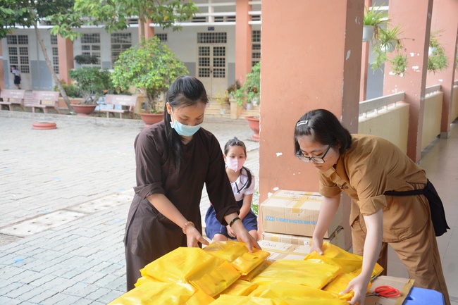 Giving gifts to pupils on the occasion of International Children's Day