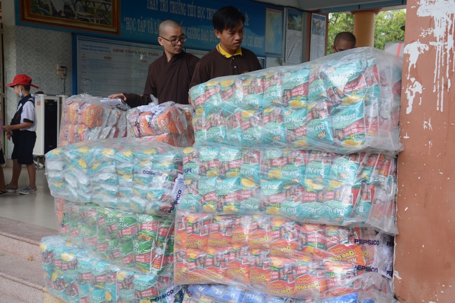 Giving gifts to pupils on the occasion of International Children's Day