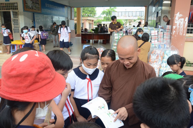 Giving gifts to pupils on the occasion of International Children's Day