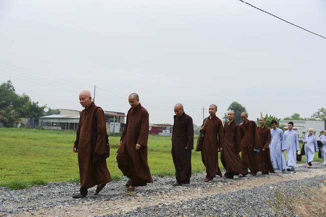 The rite offering meal, alms giving for monks and praying for rebirth in Long An.