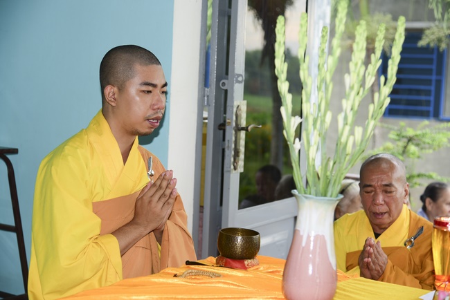 The rite offering meal, alms giving for monks and praying for rebirth in Long An.