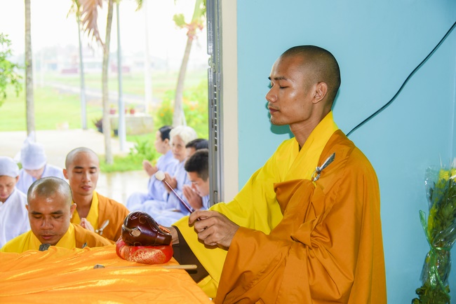 The rite offering meal, alms giving for monks and praying for rebirth in Long An.