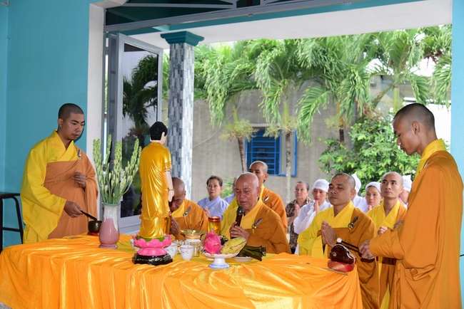 The rite offering meal, alms giving for monks and praying for rebirth in Long An.