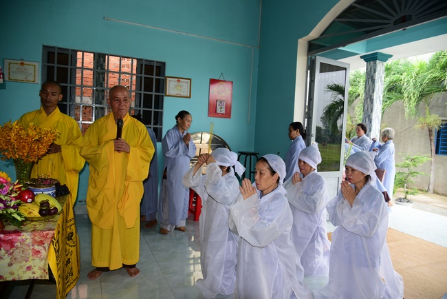 The rite offering meal, alms giving for monks and praying for rebirth in Long An.
