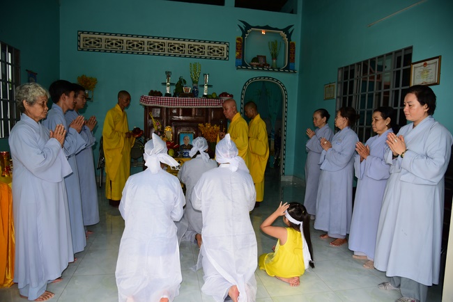 The rite offering meal, alms giving for monks and praying for rebirth in Long An.