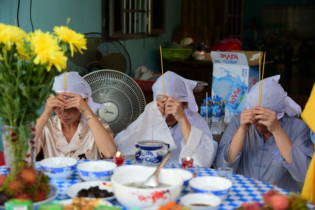 The rite offering meal, alms giving for monks and praying for rebirth in Long An.