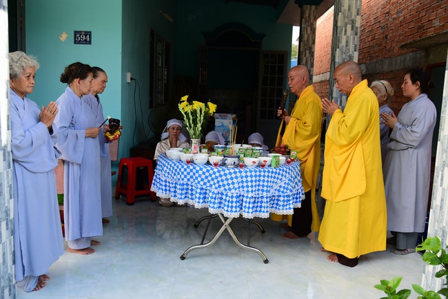 The rite offering meal, alms giving for monks and praying for rebirth in Long An.