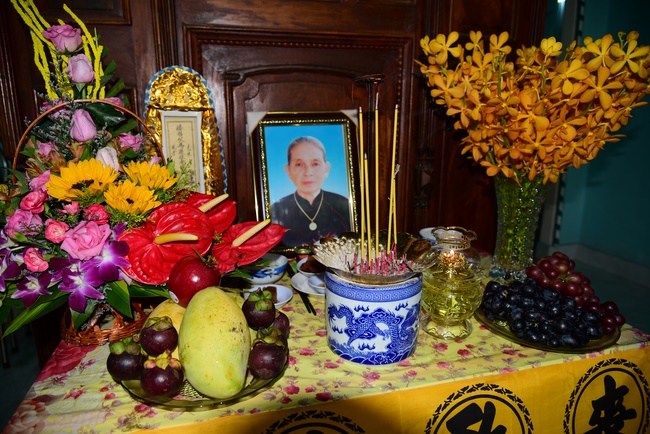 The rite offering meal, alms giving for monks and praying for rebirth in Long An.
