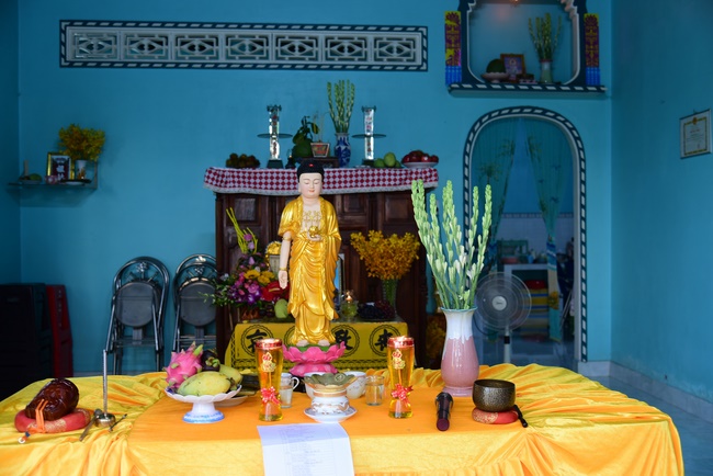 The rite offering meal, alms giving for monks and praying for rebirth in Long An.