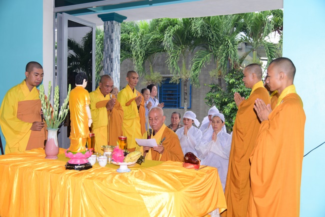 The rite offering meal, alms giving for monks and praying for rebirth in Long An.