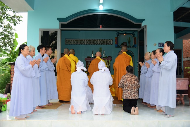 The rite offering meal, alms giving for monks and praying for rebirth in Long An.