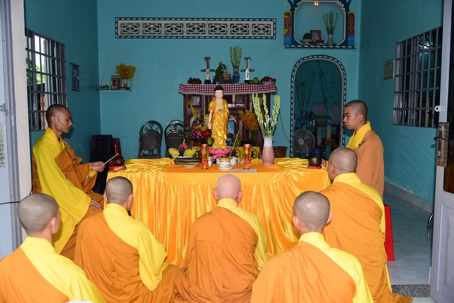 The rite offering meal, alms giving for monks and praying for rebirth in Long An.