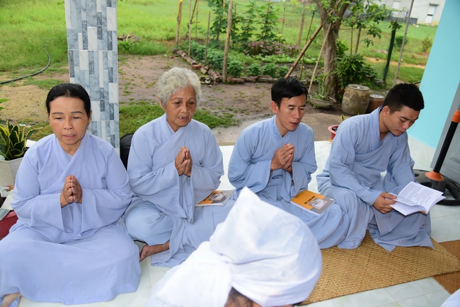 The rite offering meal, alms giving for monks and praying for rebirth in Long An.