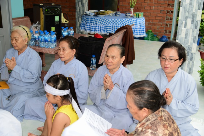 The rite offering meal, alms giving for monks and praying for rebirth in Long An.