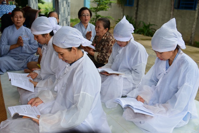 The rite offering meal, alms giving for monks and praying for rebirth in Long An.