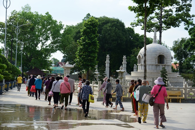 Giving gifts to oncology patients and praying for rebirth in Hoc Mon