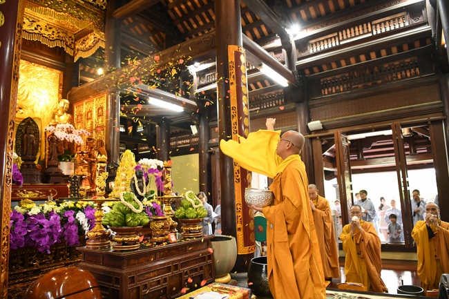 Buddha Bathing Ceremony at Hoa Phuc Pagoda in the period of COVID-19.