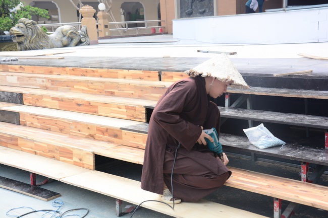 Preparing for the Great Ceremony of Buddha's Birthday (part 2)