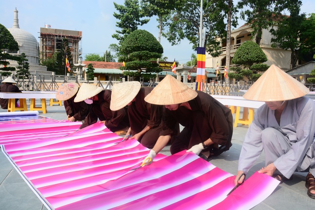 Preparing for the Great Ceremony of Buddha's Birthday (part 2)