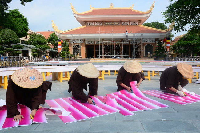 Preparing for the Great Ceremony of Buddha's Birthday (part 2)