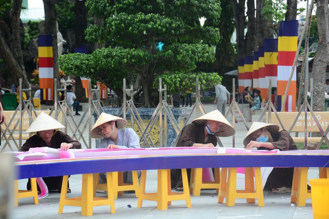 Preparing for the Great Ceremony of Buddha's Birthday (part 2)