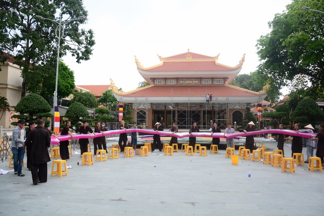 Preparing for the Great Ceremony of Buddha's Birthday (part 2)