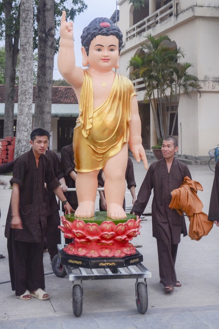 Preparing for the Great Ceremony of Buddha's Birthday (part 2)