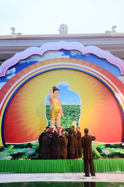 Preparing for the Great Ceremony of Buddha's Birthday (part 2)