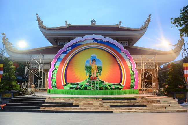 Preparing for the Great Ceremony of Buddha's Birthday (part 2)